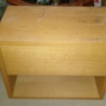 Mueble para TV. Abierto por detrás para cables. Pequeño cajón para mando pilas y demás. 